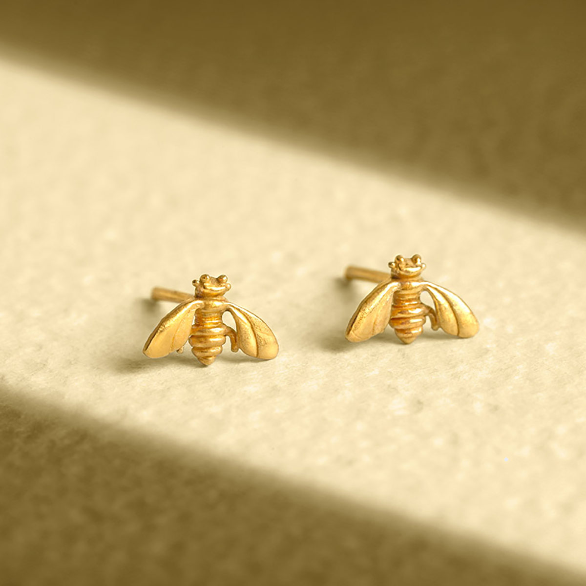 گوشواره گوشواره میخی طلا طرح مگس کد EM218