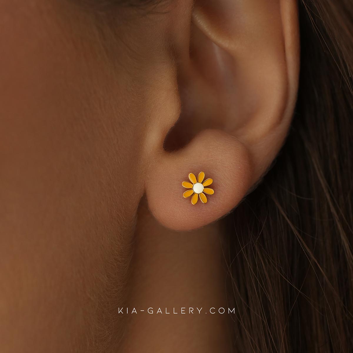 گوشواره گوشواره میخی طلا طرح بابونه میناکاری کد EM409