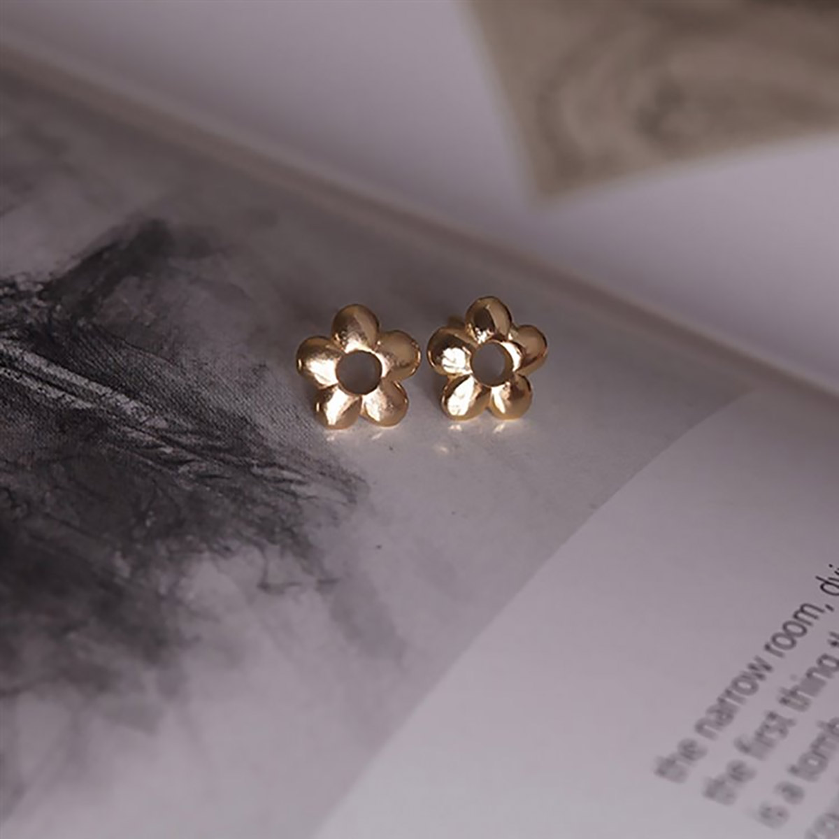 گوشواره گوشواره میخی طلا طرح گل تو پر میخی کد EMH010