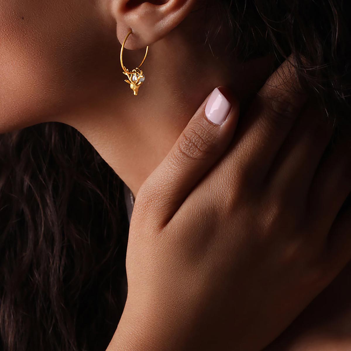 گوشواره گوشواره حلقه ای طلا طرح گوزن همراه با مروارید کد EM228